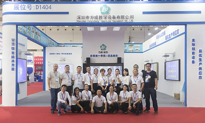 æ¹ææå­¦ç¬¬71å±æè²è£å¤å±åå®å®ç¾è½å¹