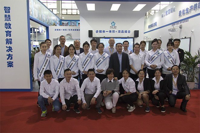 ç­çç¥è´ºæ¹ææå­¦ç¬¬70å±æè²è£å¤å±åæ»¡æå