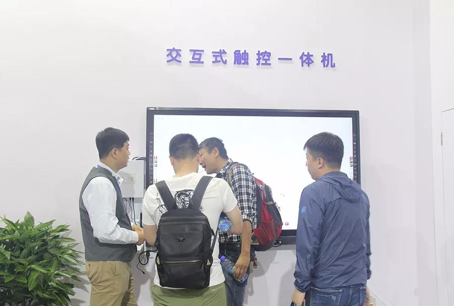 ç¬¬74å±æå­¦è£å¤å±ç¤ºä¼èå©é­å¹ï¼æ¹ææå­¦å¯æèå½