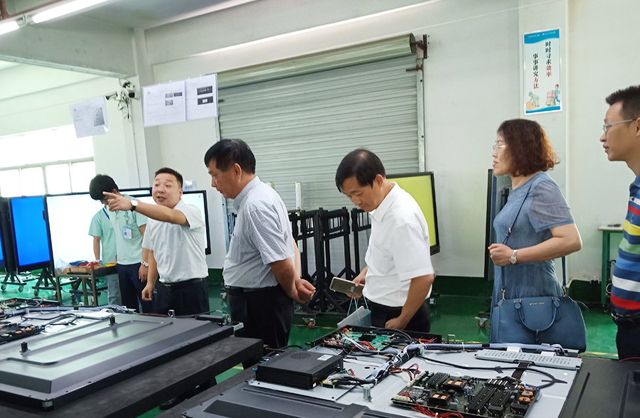 ç§æ¿æè²ç²¾ç¥ï¼å±ååå± --æ¡æ·±ä¸¤å°æè²è£å¤åä¼ä¸å®¶èä¸´æ¹ææå­¦åè§åæå¯¼